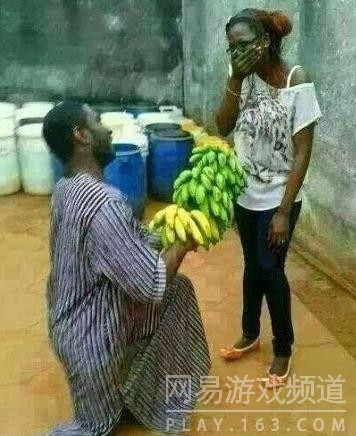 自从知道了女友最爱香蕉之后，黑人小伙伴改变了求婚方式