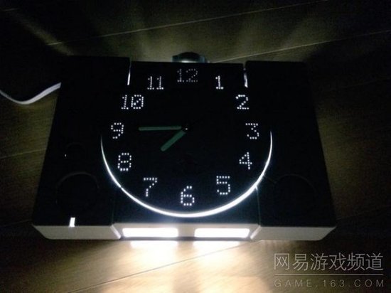 玩家将元祖机——PlayStation改装成了一尊能亮灯的时钟，很别致。（2）