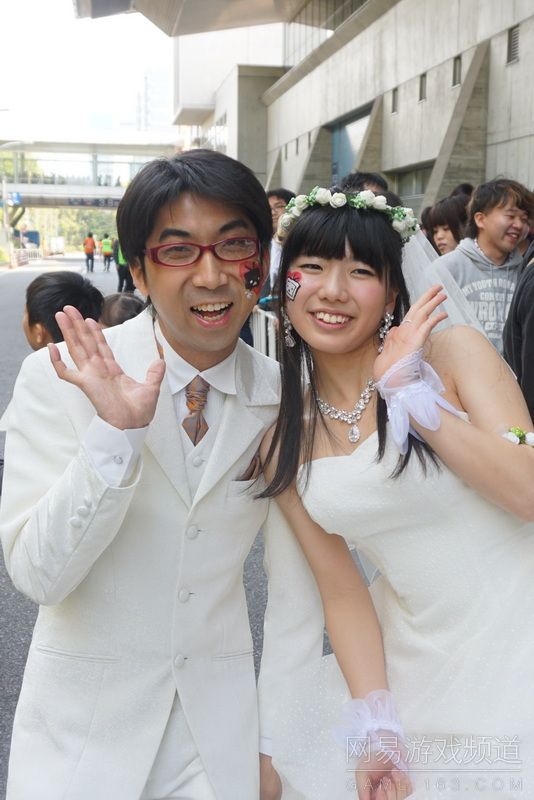 一对阿宅新婚夫妇选择在Niconico超会议上完成他们的结婚典礼，誓与ACG文化混一辈子了（1）