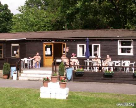 在英国Hertfordshire有个村子叫Spielplatz，这是一个已经有85年历史的裸村，村里基本自给自足，所有人都不穿衣服，另外有24个出租屋，供游客体验生活住的。（1）