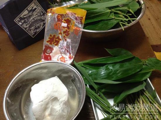 虽然11区的“粽子”是在古代由中国传过去的，不过，现在的日本粽都不是地道的糯米粽了，而是用米粉代替了，而且形状也奇怪，多常见为锥子形（1）
