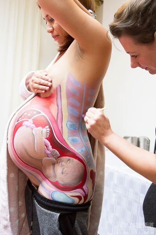 一位孕妈妈为了体现和宝宝一起拍的亲子写真，就将宝宝的图案画了出来，感觉挺血腥的