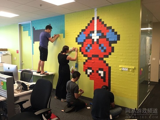 国外一家公司的员工，用了8024张便利贴，把枯燥的办公室墙壁打扮成了“超级英雄”主题壁画