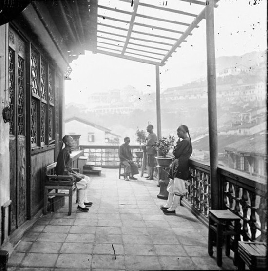 用照片感受下清末历史（1868-1872的广州·香港）：香港一咖啡馆的阳台