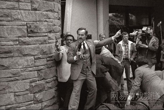 那些令人震惊历史照片：1981年3月30日，美国总统罗纳德·里根遭遇刺杀，便衣警察持枪随时保持着警惕。