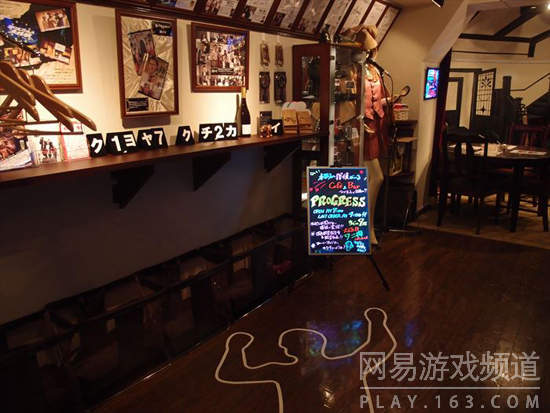 位于东京的一家“侦探咖啡屋”，这并不是一家单纯侦探主题的咖啡屋。店家是一名真正的在役侦探，咖啡屋内不少摆设品都是实用于侦探事务的。在店内，除了一些“案发现场”的摆设外，顾客们还可体验提取自己的指纹、搜索暗处的窃听器、充当案犯等。（2）