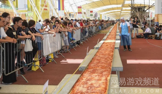 破吉尼斯纪录的世界上最长的披萨，用了2吨的番茄酱，全长1595米。