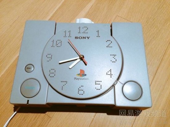 玩家将元祖机——PlayStation改装成了一尊能亮灯的时钟，很别致。（1）