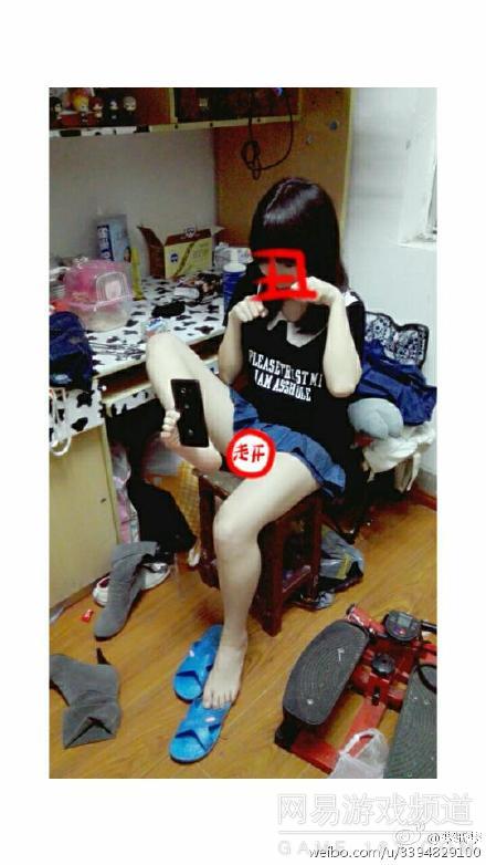 近日，被11区网友们发现了中国妹子又一项神奇的必备卖萌技能——用脚自拍。双手无法解放卖萌什么的自拍杆完全就OUT了。（9）