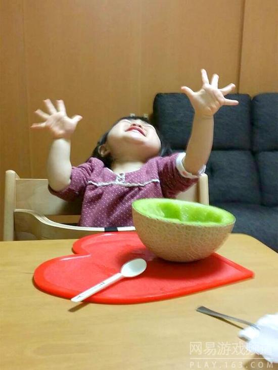 女儿第一次吃西瓜时的反应，完全超出想象。