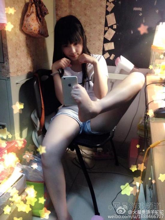 近日，被11区网友们发现了中国妹子又一项神奇的必备卖萌技能——用脚自拍。双手无法解放卖萌什么的自拍杆完全就OUT了。（1）