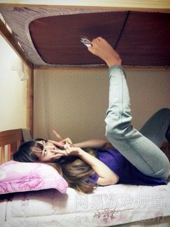 近日，被11区网友们发现了中国妹子又一项神奇的必备卖萌技能——用脚自拍。双手无法解放卖萌什么的自拍杆完全就OUT了。（8）