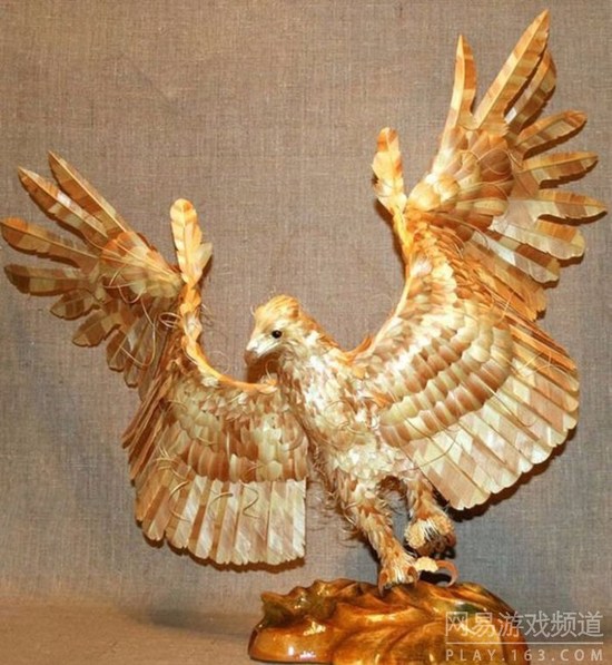 这样的木雕艺术太栩栩如生了。俄罗斯一位艺术家用木材做雕塑，将动物们塑造得太具有真实感了。（4）
