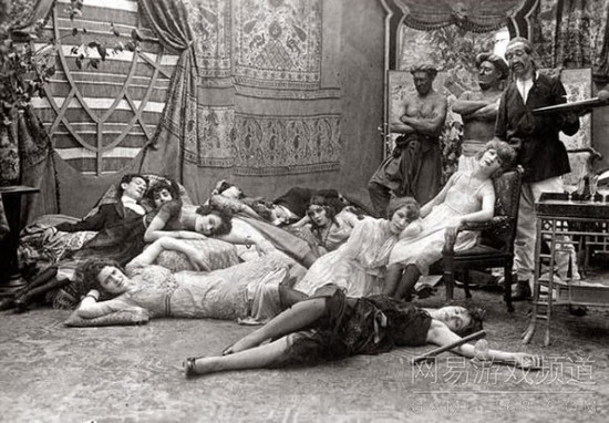 那些令人震惊历史照片：1918年，法国的某场鸦片晚会