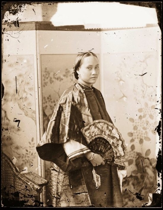 用照片感受下清末历史（1868-1872的广州·香港）：站在屏风前摇扇子的广东妇女