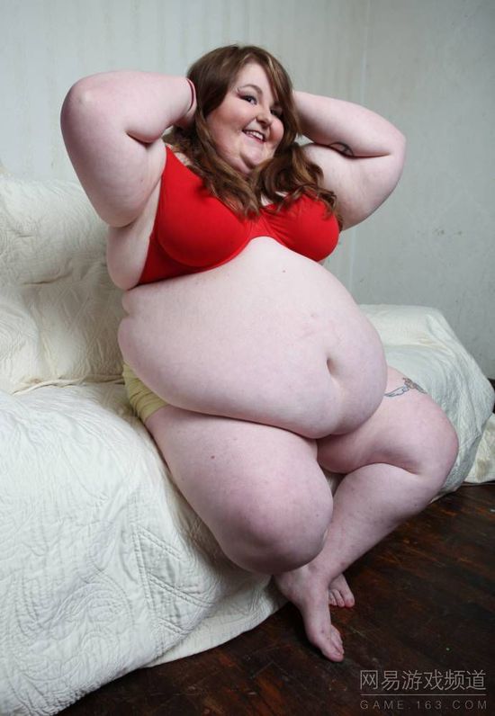 一位小时候因为胖而自卑又常受人欺负的胖姑娘，如今却因为胖而自豪着，她如今成为了一位吃模……每天要摄入10000多的卡路里。（3）