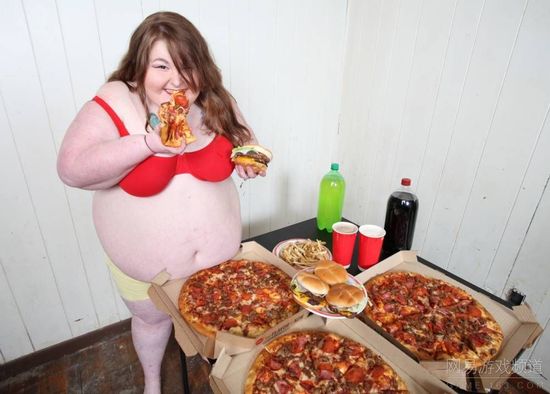 一位小时候因为胖而自卑又常受人欺负的胖姑娘，如今却因为胖而自豪着，她如今成为了一位吃模……每天要摄入10000多的卡路里。（1）