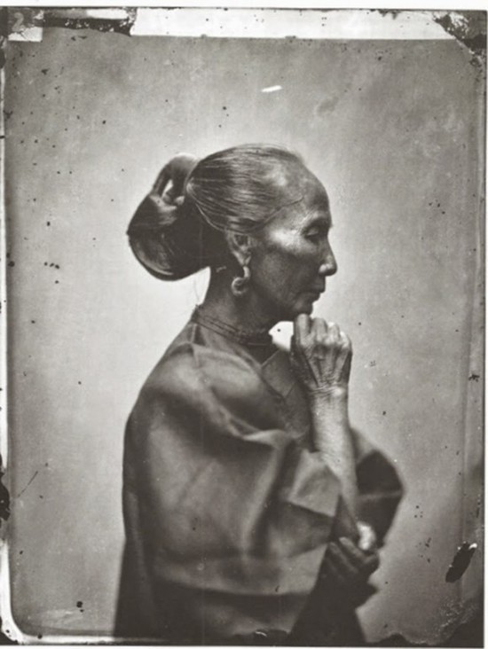 用照片感受下清末历史（1868-1872的广州·香港）：在街头伫立的老妇人