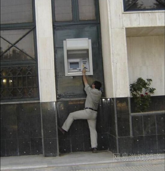 这家银行太良心了，为了给你省钱都把ATM设成这样了