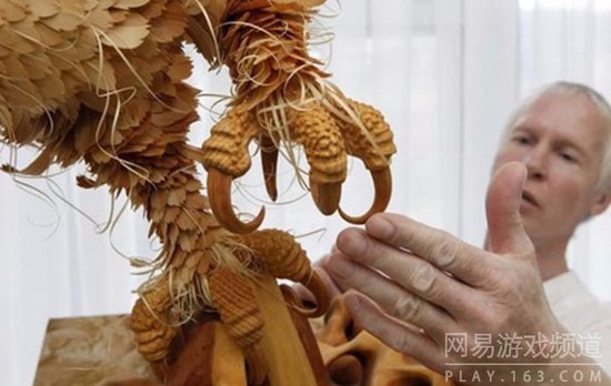 这样的木雕艺术太栩栩如生了。俄罗斯一位艺术家用木材做雕塑，将动物们塑造得太具有真实感了。（6）