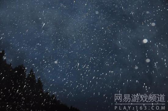 国外摄影是用长曝光手段拍摄的下雨场景，感觉是美丽的流星雨星空（1）