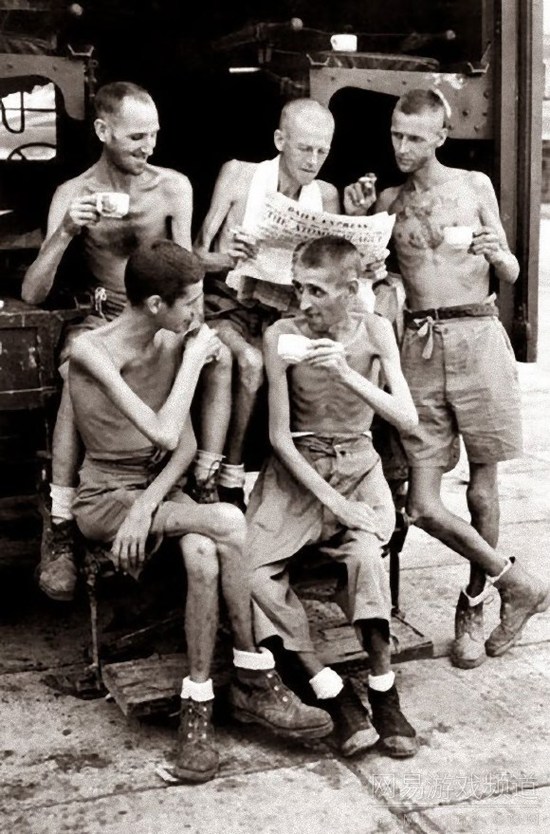 那些令人震惊历史照片：在苏门答腊岛，从日方军营里营救出来的英国士兵