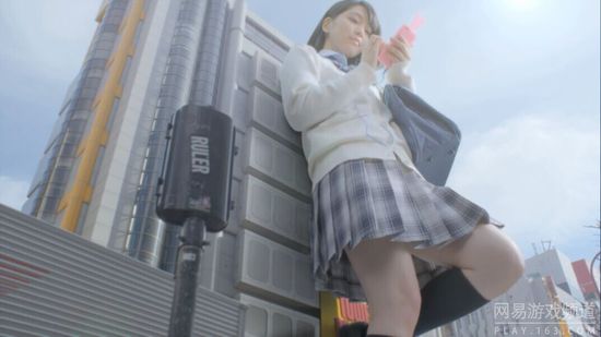 其实，这些是广告导演策划的一艺术项目“东京巨女子”，当女子巨人化后，城市间的生活会有怎样的变化呢？当看见制服巨少女在涉谷出没、在秋叶原化妆以及在丰岛区醒来的巨人女仆，绅士们已直接拜倒裙下（3）