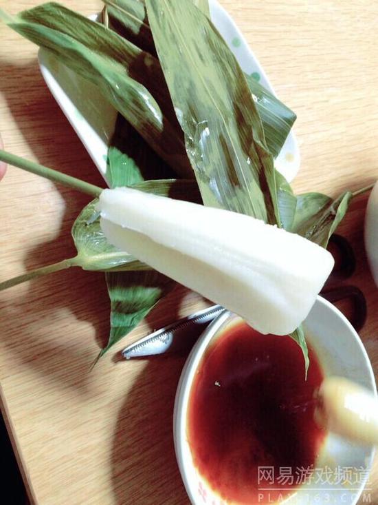 虽然11区的“粽子”是在古代由中国传过去的，不过，现在的日本粽都不是地道的糯米粽了，而是用米粉代替了，而且形状也奇怪，多常见为锥子形（4）