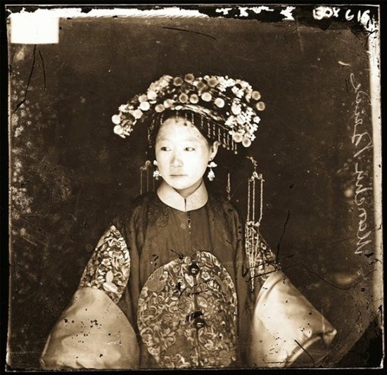 用照片感受下清末历史（1868-1872的广州·香港）：满族幼女身披喜服出嫁