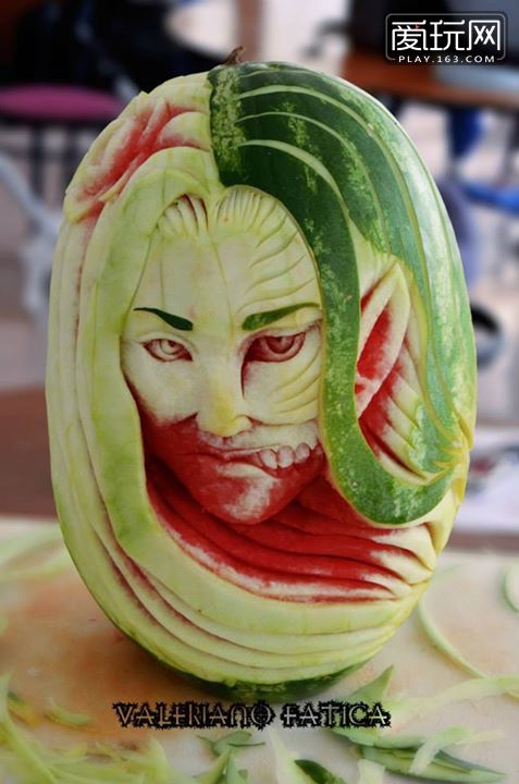 在意大利，发现一位蕴藏鬼斧神工能力的蔬果大师，他的爱好就是将各类蔬果雕刻成各种艺术形象，电影、游戏、动漫都有涉及……（2）