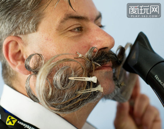 今年美胡子大赛又开始了，新款屌胡子们出来显摆了，这形状定型要耗费多少胶水？吹多久的电热吹风？（1）