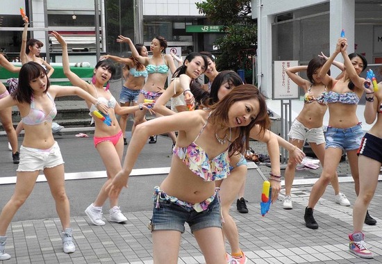 11区街头出现了女子脱衣大秀比基尼舞的场景，是为了配合泳衣的销售。即使是福利但还是被中国网友吐槽得不行。不过比起斯巴达300勇士，这是小CSAE。（5）