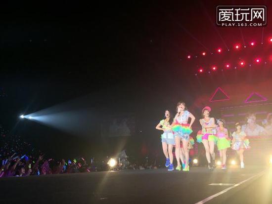 最近AKB48中的成员们举行了一个单独音乐会，在这个音乐会上小嶋阳菜率领着她的“欧派”（选拔出来的妹子都是个个“胸气”十足）小团队登场，表演期间还时不时对着摄像机、观众等秀下胸前风景。（1）