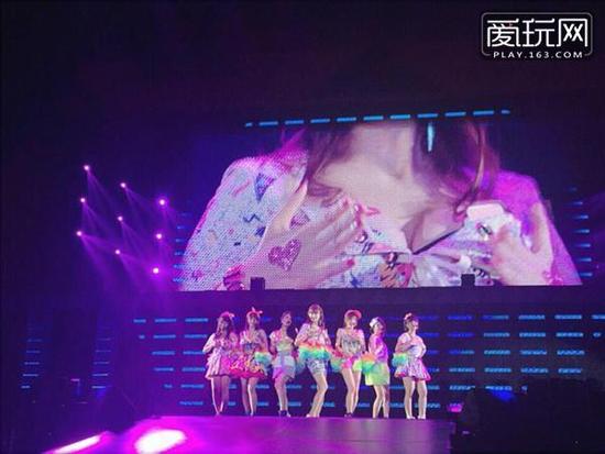 最近AKB48中的成员们举行了一个单独音乐会，在这个音乐会上小嶋阳菜率领着她的“欧派”（选拔出来的妹子都是个个“胸气”十足）小团队登场，表演期间还时不时对着摄像机、观众等秀下胸前风景。（4）