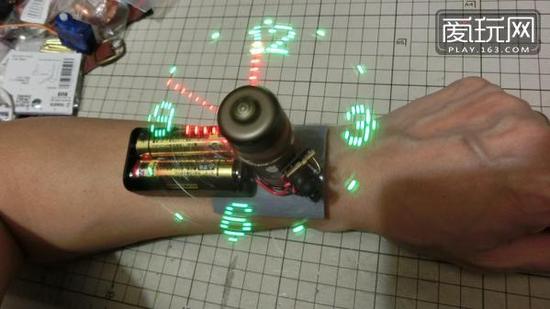 又发现一项装逼神器：带时钟功能的电风扇，有“腕表”和“插电脑USB接口的小风扇”，通电之后感觉激发了某种厉害的次元光线（1）