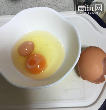 蛋中蛋，敲破壳之后还有一个小鸡蛋，能力好强的母鸡