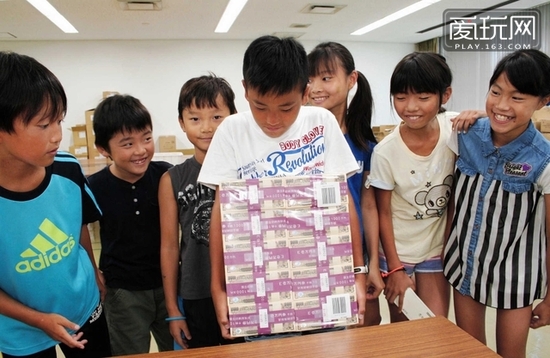 当日本小朋友见到1亿日元的时候，他们的表情反应
