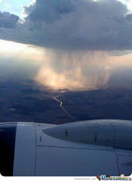 飞机中看下雨的样子，谁在用淋浴头洗澡？