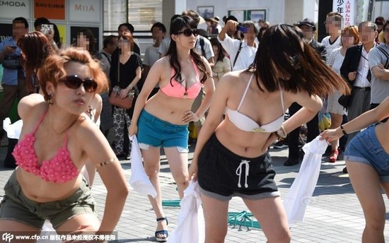 11区街头出现了女子脱衣大秀比基尼舞的场景，是为了配合泳衣的销售。即使是福利但还是被中国网友吐槽得不行。不过比起斯巴达300勇士，这是小CSAE。（3）