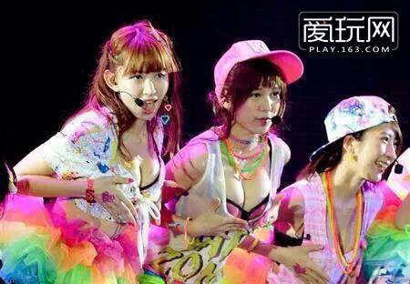最近AKB48中的成员们举行了一个单独音乐会，在这个音乐会上小嶋阳菜率领着她的“欧派”（选拔出来的妹子都是个个“胸气”十足）小团队登场，表演期间还时不时对着摄像机、观众等秀下胸前风景。（3）
