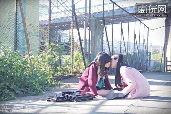 近日，有日本网友发现天桥下有着浓重的暧昧气息，画面主角是一对女高中生，很有百合的味道。其实这是少女摄影师长谷川圭佑所营造出的百合少女世界，这次他的主题是漂亮的百合少女们。（4）