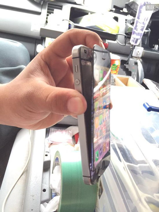 11区一位小伙伴表示苹果手机坏成这样，剥皮之后还是可以继续使用（1）