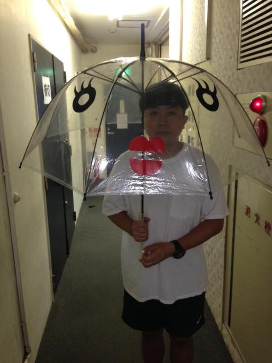 一件引人注目的雨天工具，撑这样的伞出去会被人搭讪吗？（5）