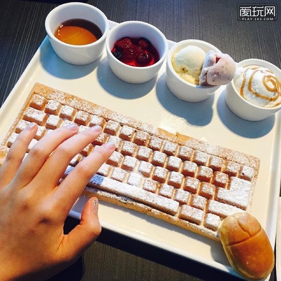 一款华夫饼“键盘”和面包“鼠标”，以后不用担心“啃键盘”的毒誓了，随便发（1）