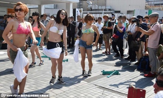 11区街头出现了女子脱衣大秀比基尼舞的场景，是为了配合泳衣的销售。即使是福利但还是被中国网友吐槽得不行。不过比起斯巴达300勇士，这是小CSAE。（1）