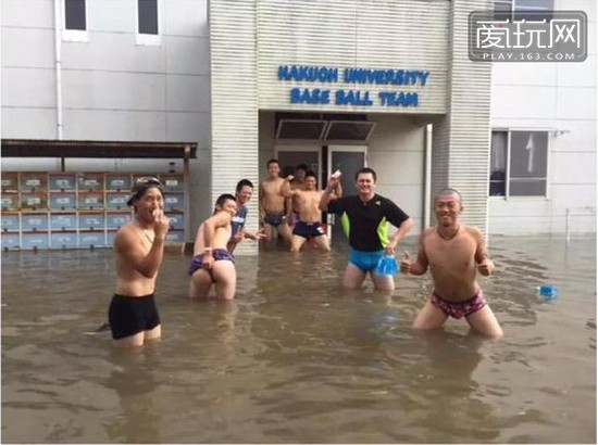 当然，你要是游泳技术不错，也可以从家里游去上学，还可以随时随地在街上（稍地势的街道都被水淹没了）游一番。（3）