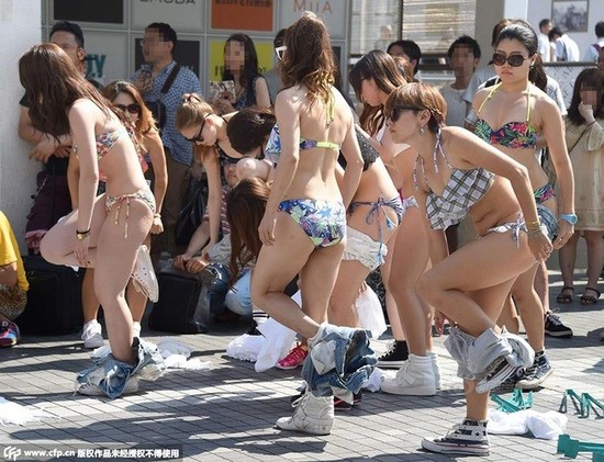 11区街头出现了女子脱衣大秀比基尼舞的场景，是为了配合泳衣的销售。即使是福利但还是被中国网友吐槽得不行。不过比起斯巴达300勇士，这是小CSAE。（2）