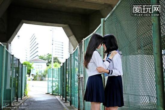 近日，有日本网友发现天桥下有着浓重的暧昧气息，画面主角是一对女高中生，很有百合的味道。其实这是少女摄影师长谷川圭佑所营造出的百合少女世界，这次他的主题是漂亮的百合少女们。（2）