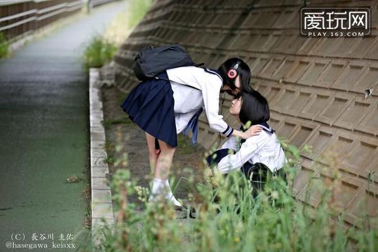 近日，有日本网友发现天桥下有着浓重的暧昧气息，画面主角是一对女高中生，很有百合的味道。其实这是少女摄影师长谷川圭佑所营造出的百合少女世界，这次他的主题是漂亮的百合少女们。（3）