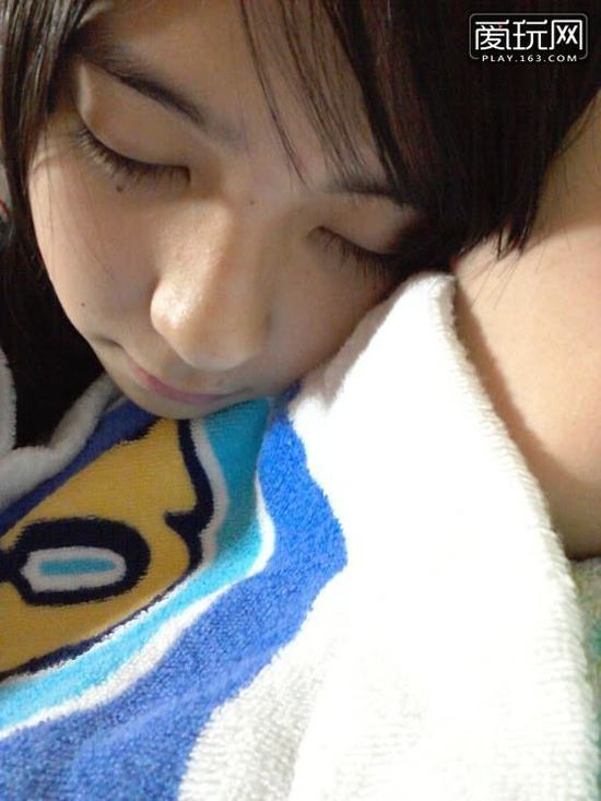 偶像最想抹去的黑历史之一：寝颜。看多了AKB48光线靓丽的一面，看看她们睡觉时的样子，感觉是在进行一场冒险经历。（6）：松岡菜摘